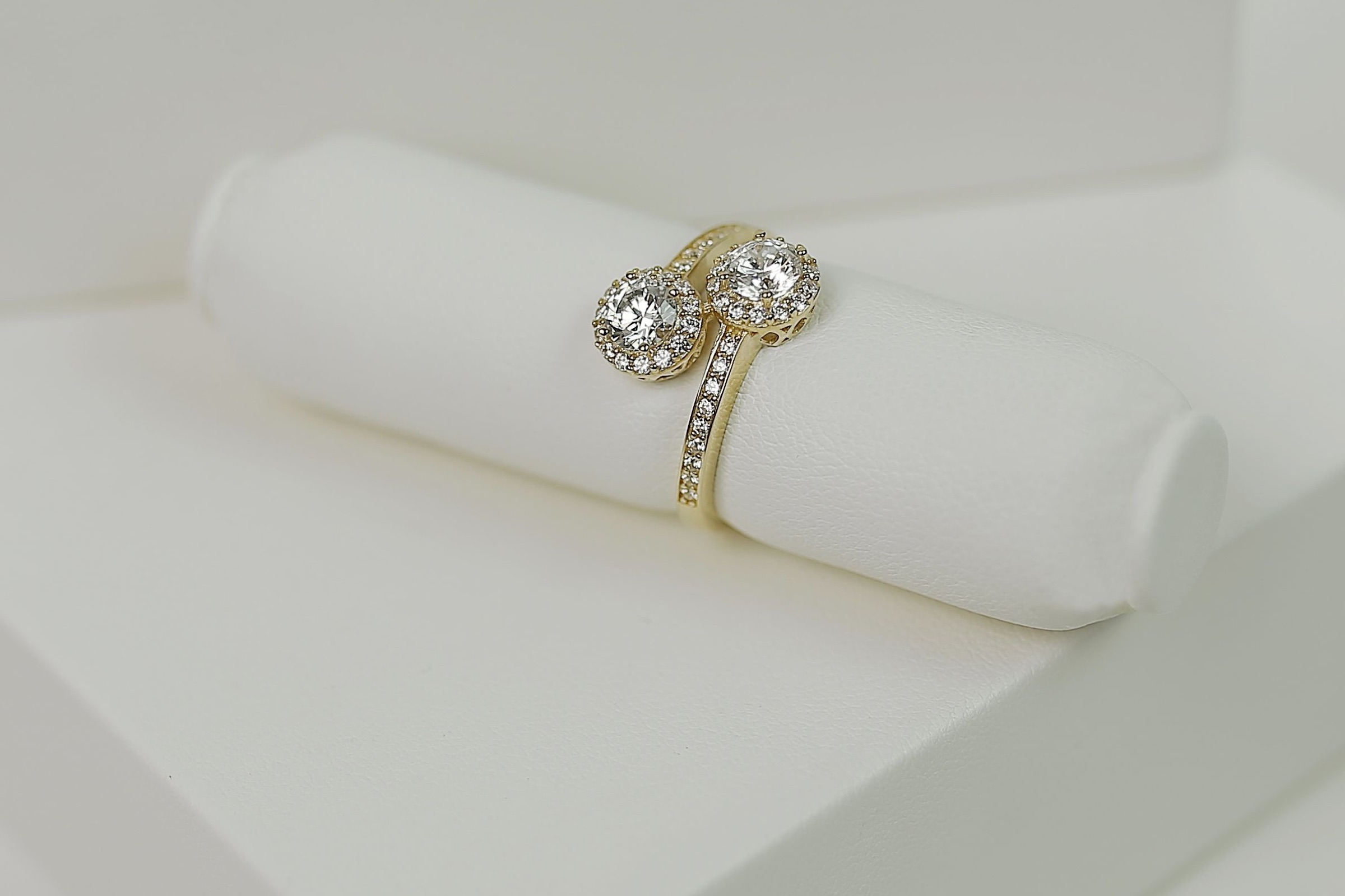 A soft cloth and a diamond ring on a tray
